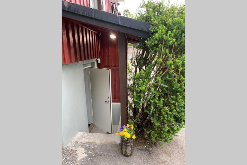 Nyrenoverat Kaellarlaegenhet Ljungskile Exterior foto